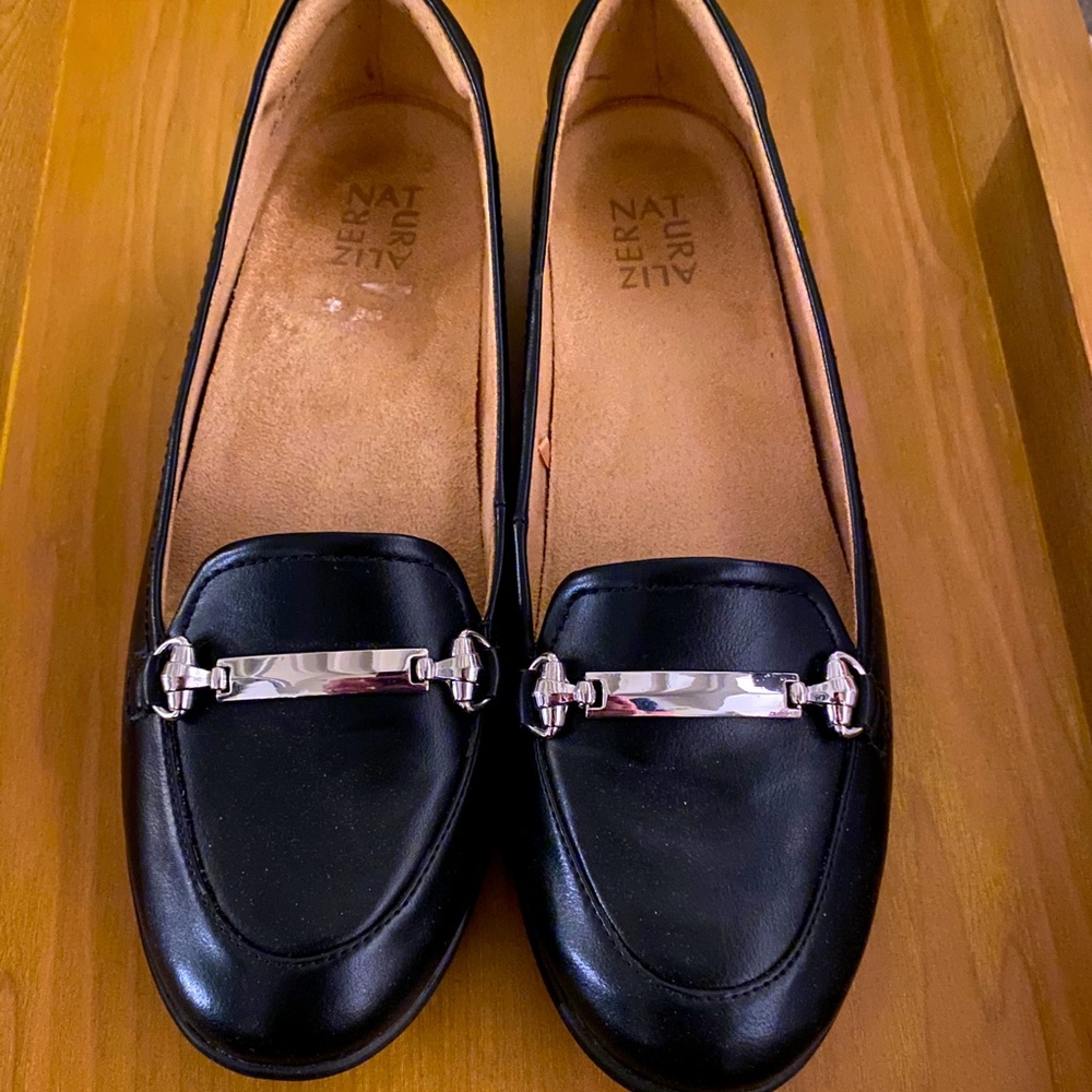 Women’s black flats